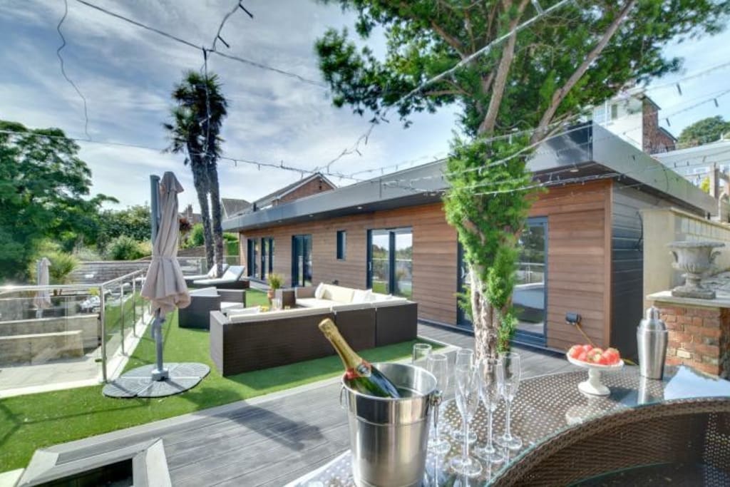 The amazing outside bar.perfect for sundowners at anytime! Entertain your friends and family, or just relax after a busy day sightseeing.