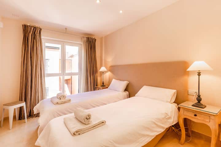 Chumba cha kulala cha tatu na vitanda viwili pacha, nyumba ya kifahari yenye mandhari ya bahari na bwawa la kukodisha, Puerto Sotogrande, Uhispania