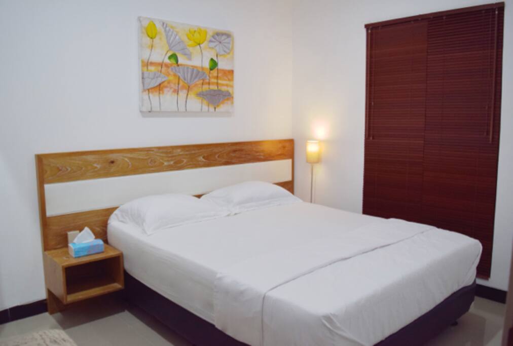 Kamar tidur bawah , AC , meja rias , lemari pakaian.