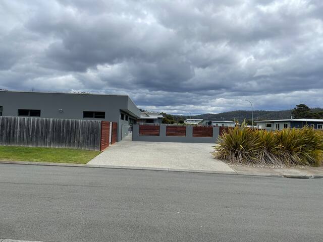 The Lodge – Modern Beach House sleeps 10 gallery image 2