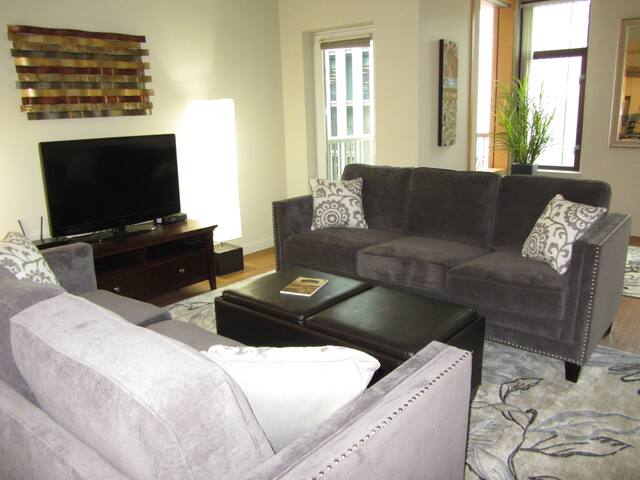 Harbor Steps ~ So Spacious ~ City Views ~ Downtown gallery image 2