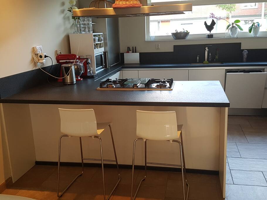 Kitechen Area - access to Microwave, Nespresso Coffe Machine, Refrigerator