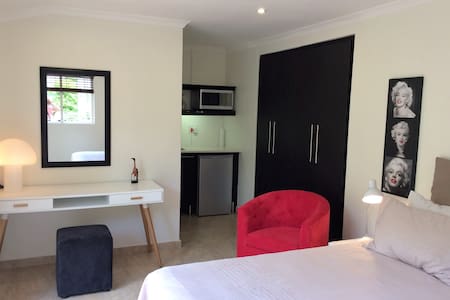 Luxurious Room in excellent proximity to Beach