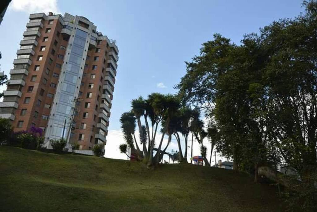 Vista desde el apartamento.
1 parqueadero a disposición con puerta eléctrica.