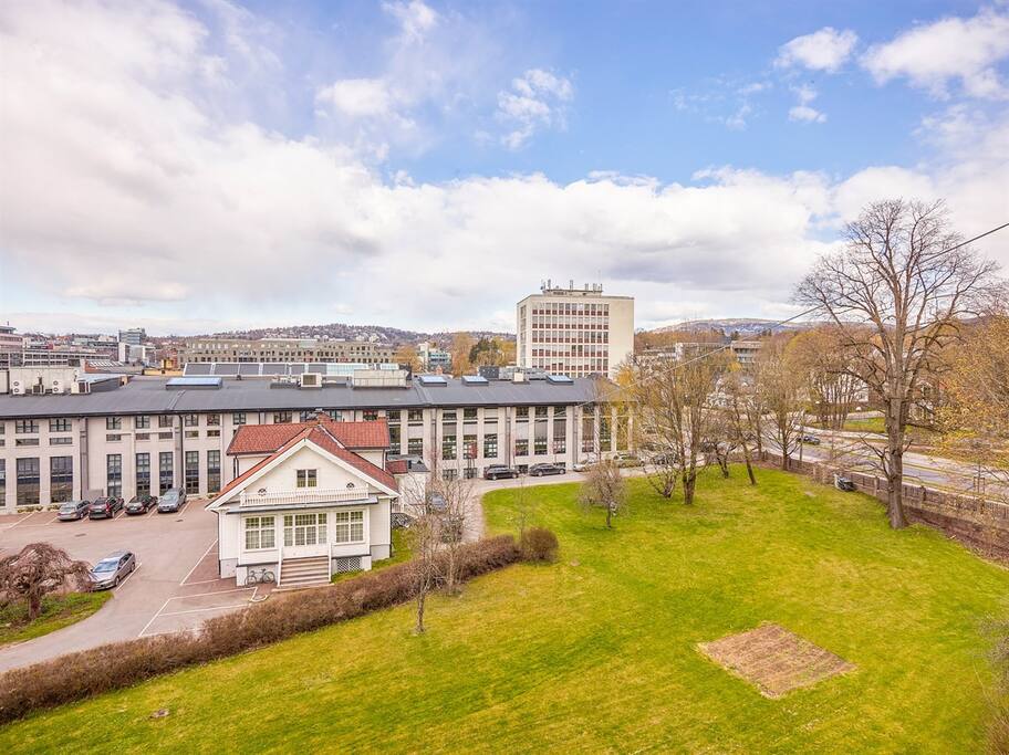 Nabotomten er nedre del av Frognerparken med flott sti opp til Herregårdskroa og Frognerbadet
