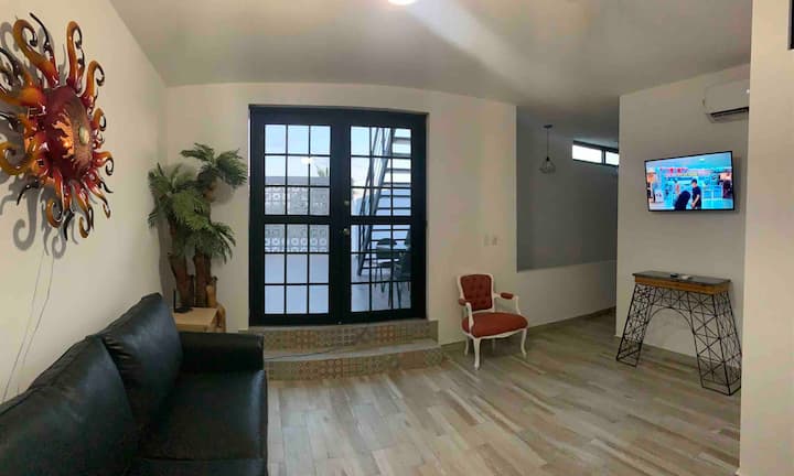 ห้องทีวีและเตียงโซฟา 