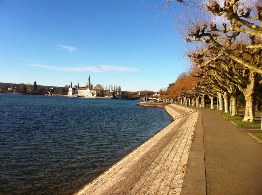Direkt vor dem Haus kann man baden/schwimmen gehen. Fußweg in die Stadt