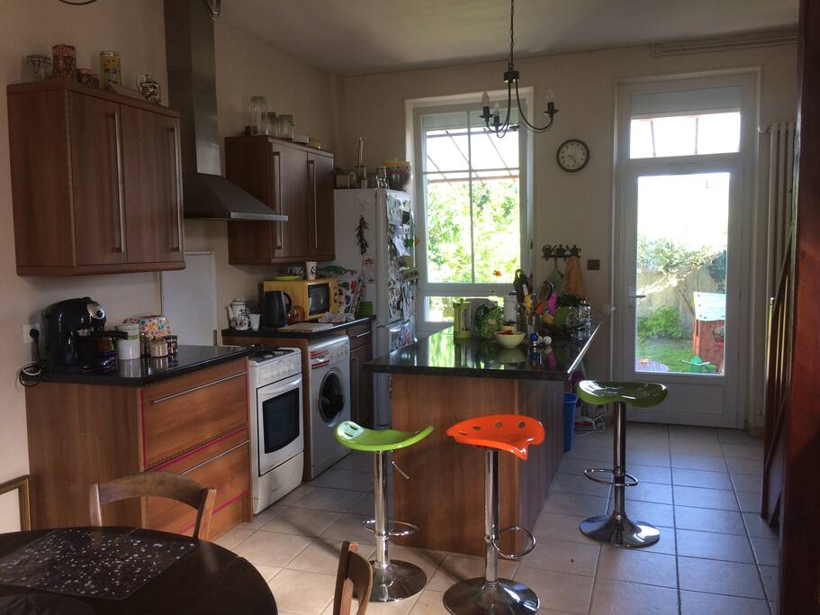cuisine équipée donnant sur le jardin