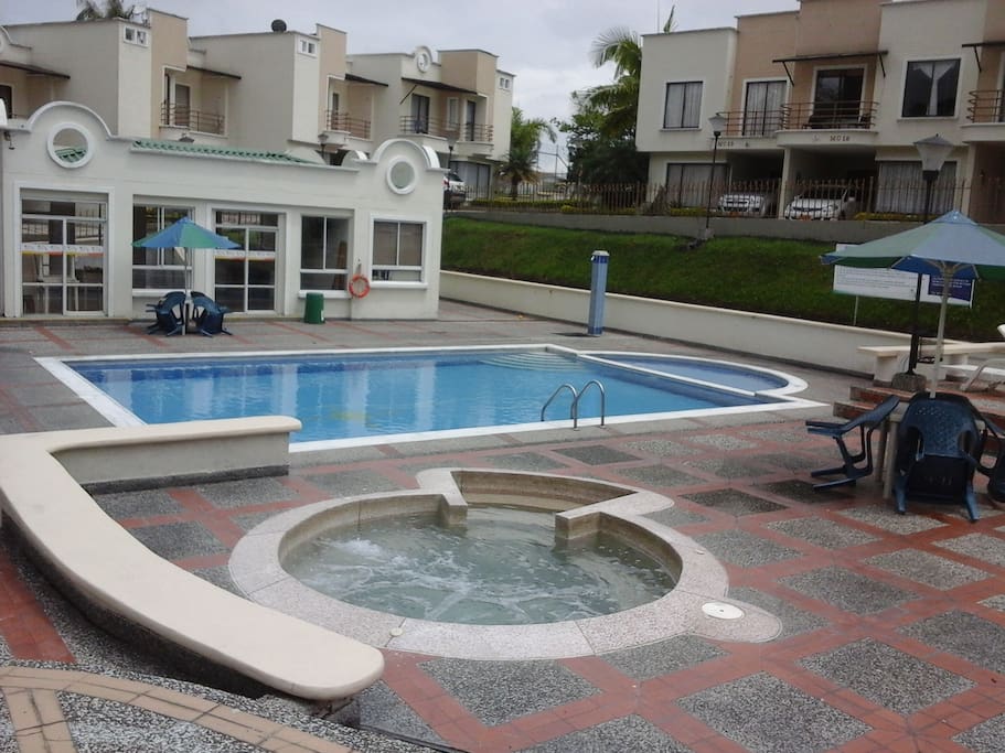 Piscina y Jacuzzy