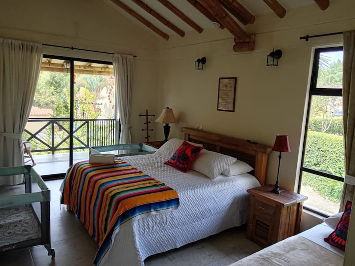 Glavna Alcoba s klima-uređajem  i stropnim ventilatorom, TV-om.
Prekrasan balkon na kojem možete uživati u dugim razgovorima sa svojim najmilijima.