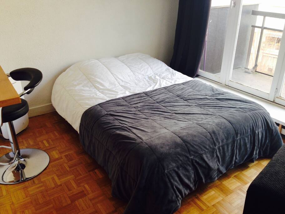 Un lit confortable avec oreillers et draps propres.