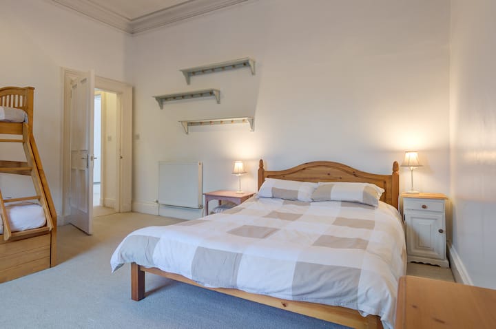 La deuxième chambre contient un lit King Size (illustré) et deux lits simples (zip et lien) qui peuvent être transformés en lit double.  

Nous attendons des photos mises à jour. La couchette indiquée sur cette photo se trouve maintenant dans la chambre du sous-sol (chambre 4).  