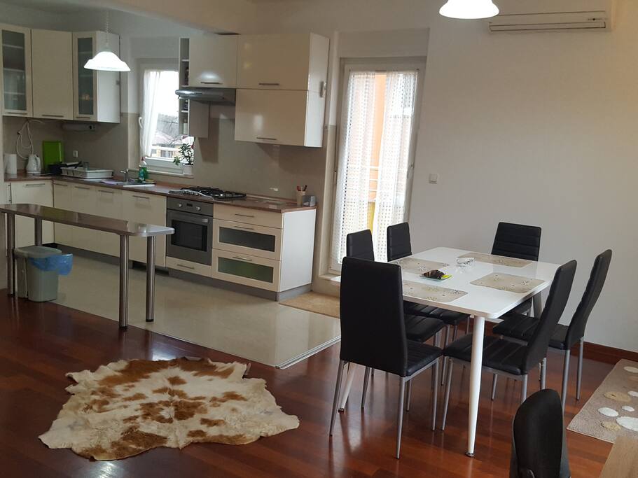 Kuhinja s blagavaonicom
-A kitchen with a dining area