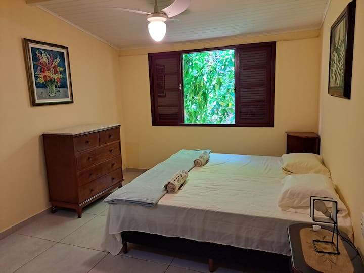 Dhomë me krevat dopio dhe divan në katin përdhes, e shkëlqyer për njerëzit me probleme me lëvizjen në katin përdhes me banjë të përshtatur pranë dhomës së gjumit 