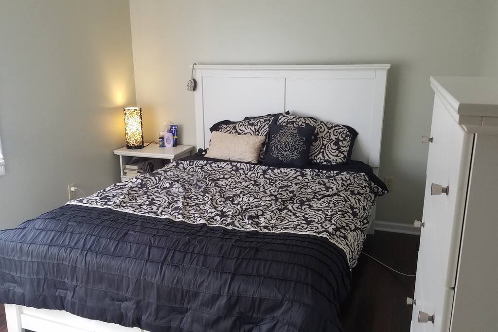 Bedroom w/ Queen