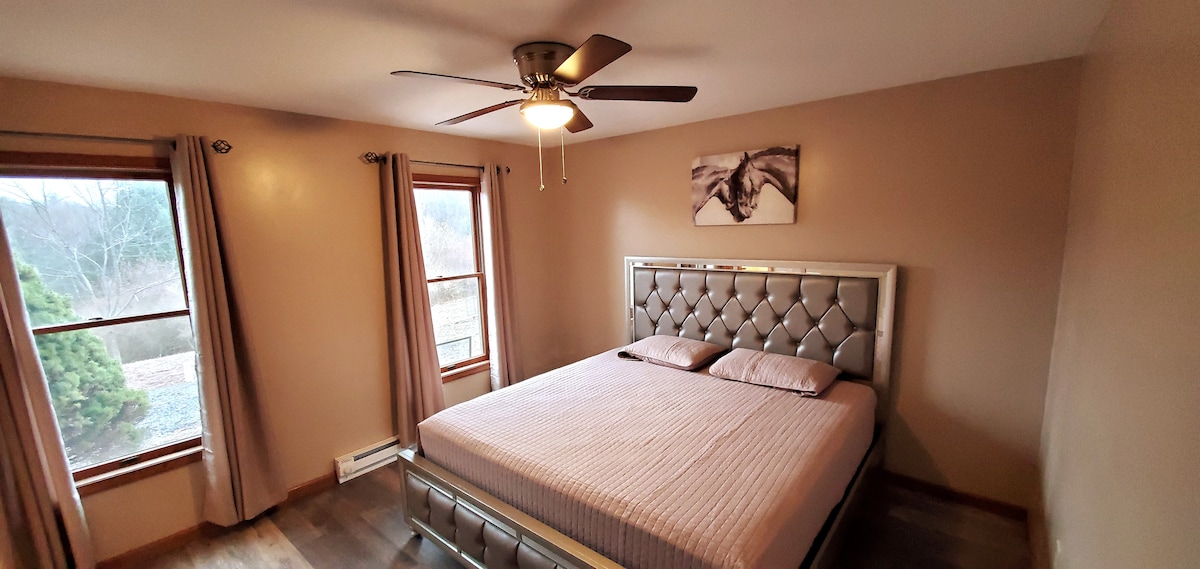 ห้องนอนชั้น 1 พร้อมเตียงขนาดคิงไซส์ 