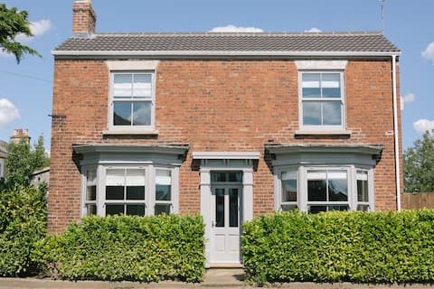 38 Westgate / Hot Tub / Sleeps 10