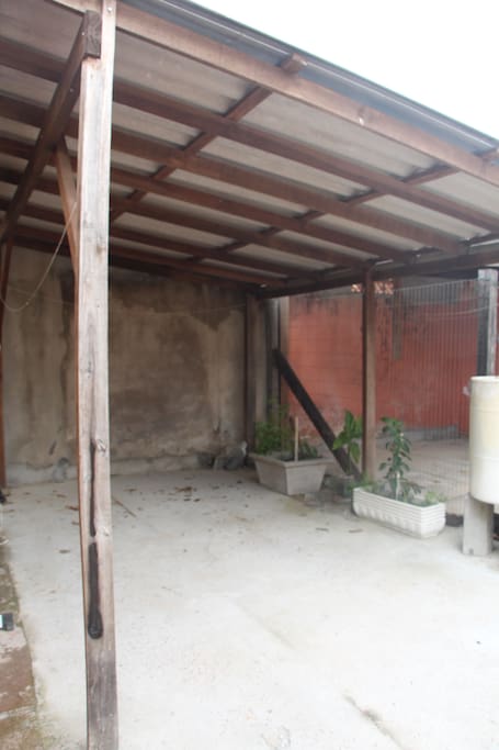 Garagem espaçosa ao lado da porta de entrada