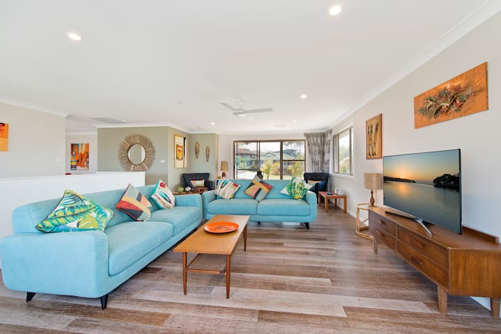 “SHOREBREAK” at Bonny Hills – Beachfront Location