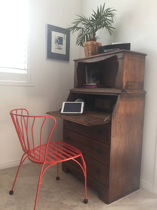 Computer friendly desk area with WiFi