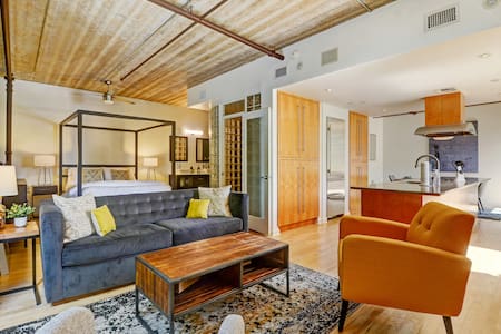 UPSCALE LOFT SPACE CLOSE TO DOWNTOWN.