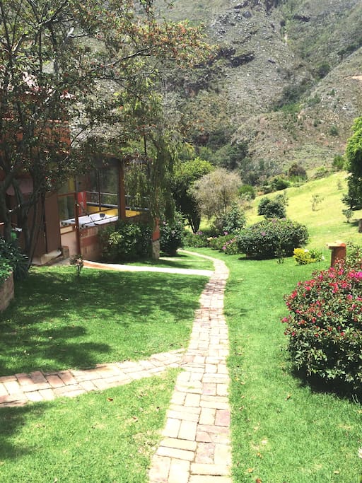 Rodeado de caminos y vistas hermosas llenas de vegetación.