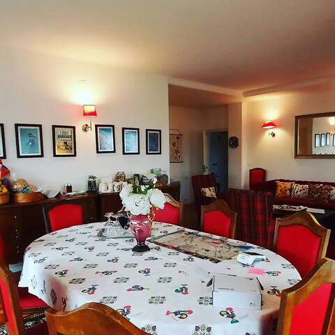 Vintage Apt I 10-12 People – 2 Free Parking gallery image 2