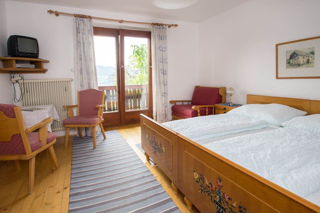 Zimmer mit Balkon und Seeblick