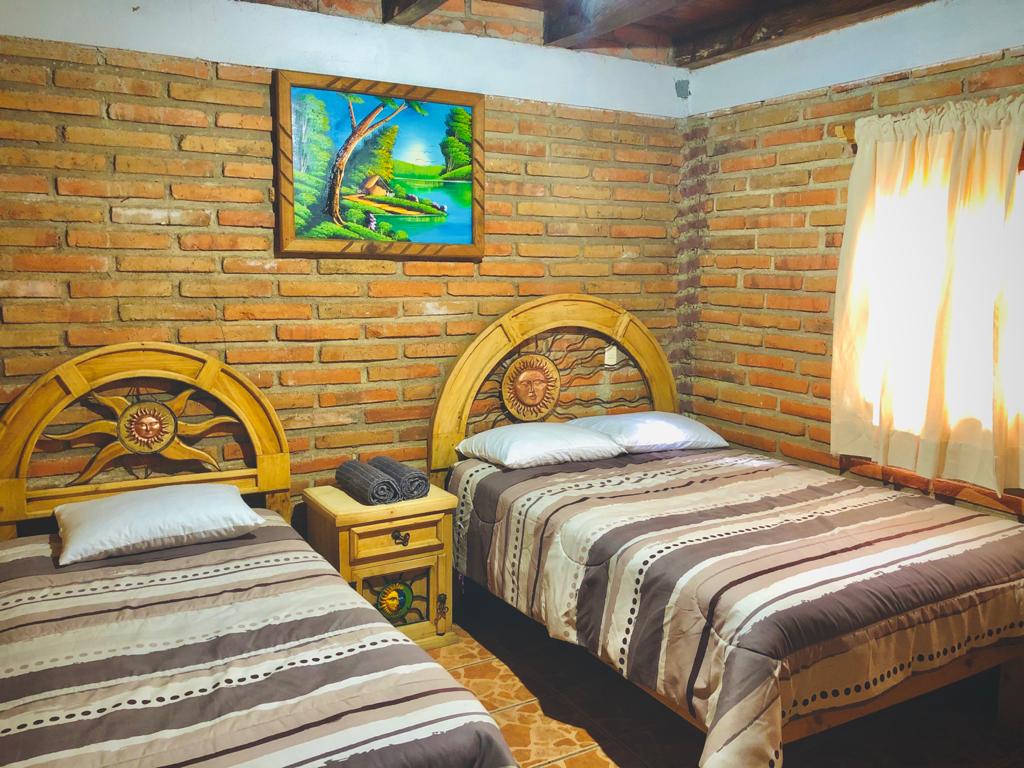 Izba 1: 1 manželská posteľ a jedna samostatná posteľ.