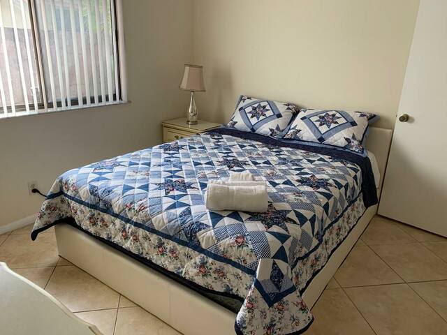 Very quiet room in a 3/2  house, with no kids.