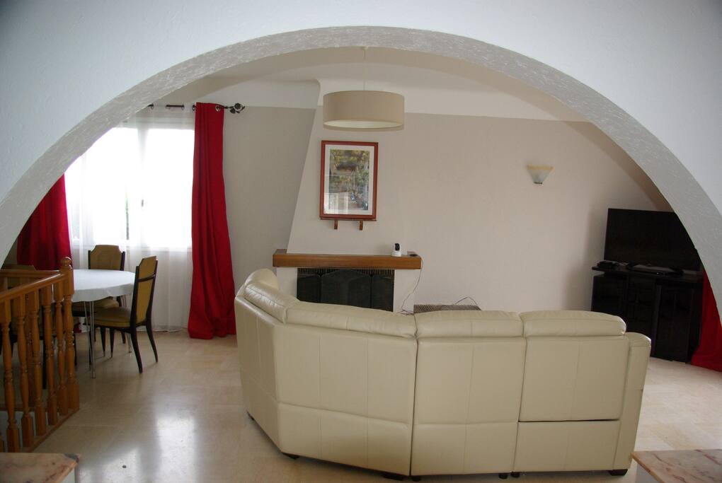Grande piece avec canape cuir.