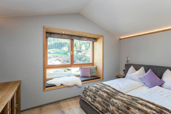 Our chalet BERG.HEIMAT has two separate bedrooms, with fantastic views of the surrounding mountains.