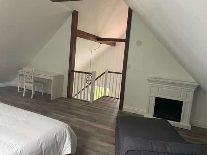 Chumba cha kulala cha roshani. 

Tafadhali kumbuka chumba hiki cha kulala kiko kwenye roshani na hakina mlango.