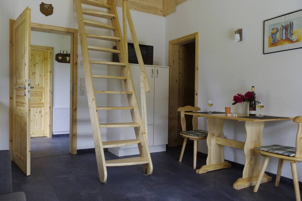 Küche mit Esstisch & Treppe zur Galerie