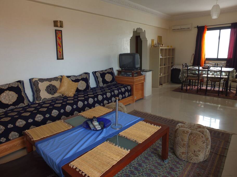 grand salon marocain + coin salle a manger et télévision