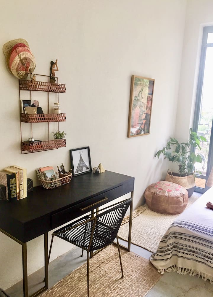 Pequeña zona de oficina en la habitación de invitados de abajo.