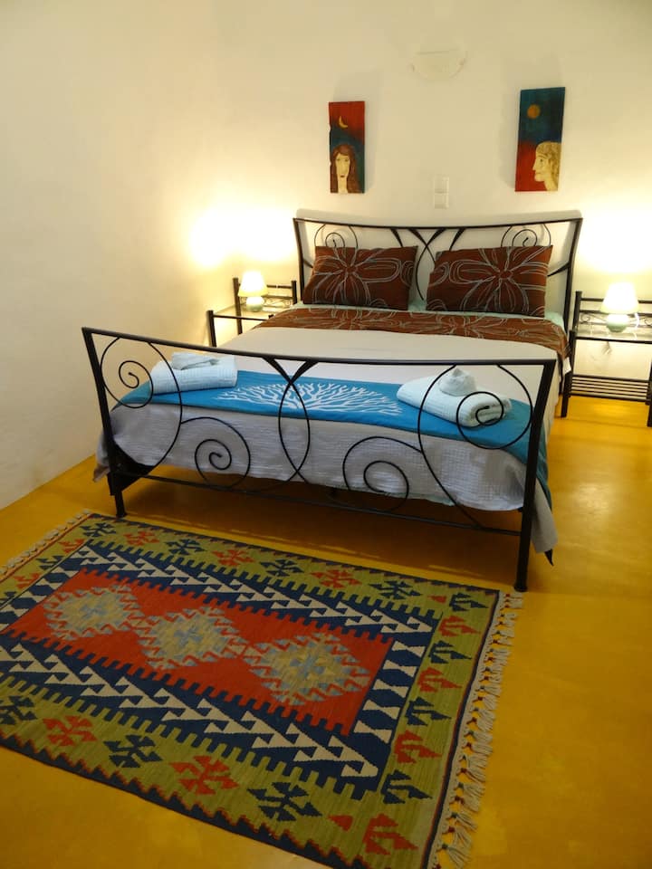 غرفة النوم الأولى بالحجم الوسط 