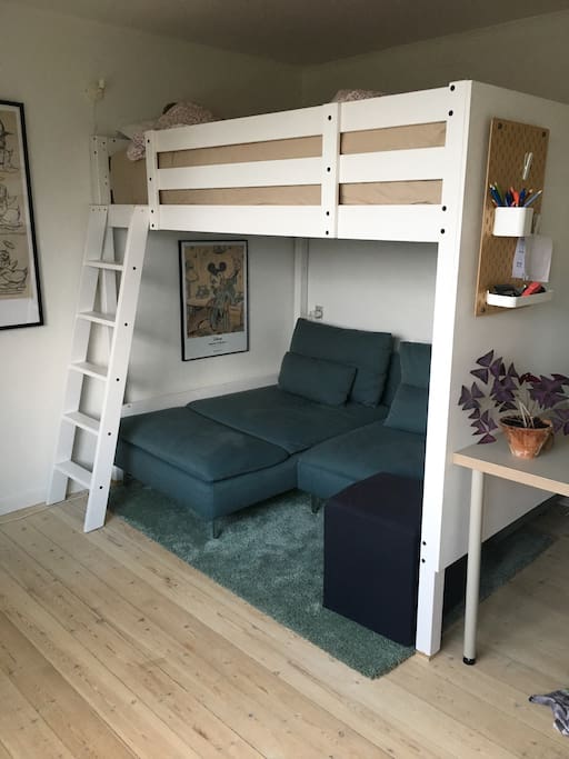 Stue med sofa og højsang