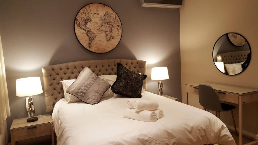 Sweeping Sea, Mountain & Promenade Views Sea Point gallery image 4