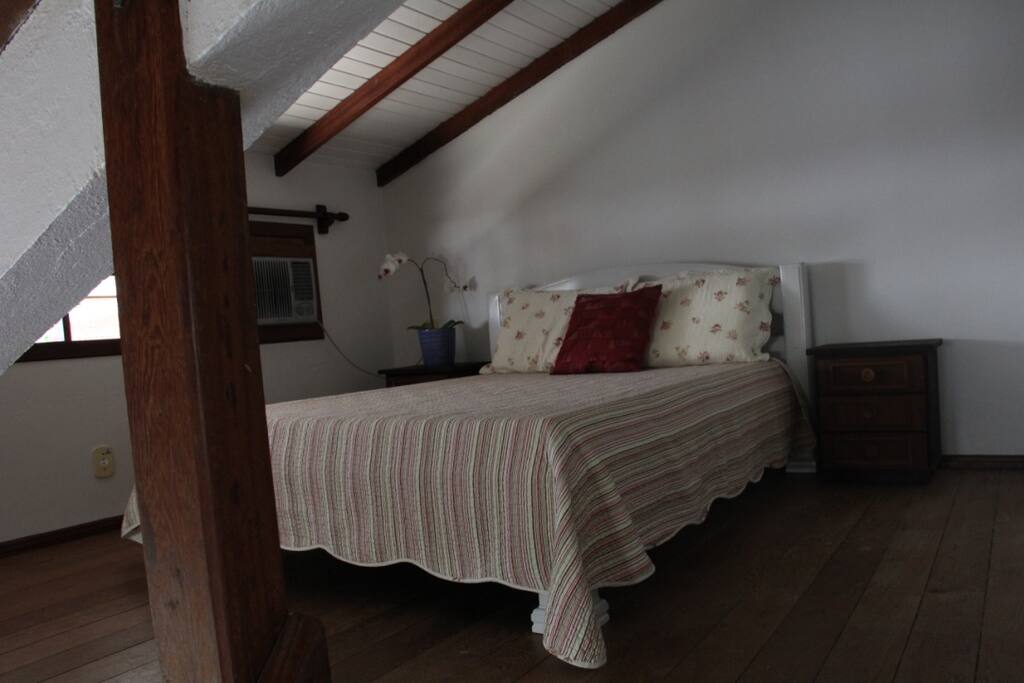 quarto de casal no mezanino.
ar condicionado.
roupa de cama.