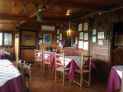 Family wooden bungalow with veranda B&B