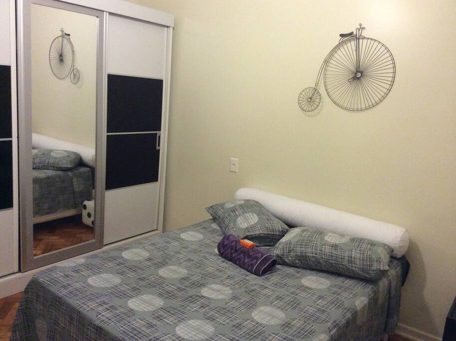 Quarto amplo com: cama de casal, TV tela plana com todos os canais a cabo, mesa e cadeira para computador e utensílios, estante, condicionador de ar split (silencioso), ventilador, roupa de cama e de banho.