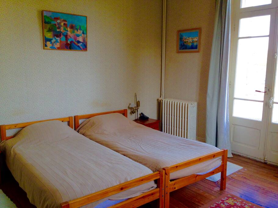 Grande chambre a 2 lits