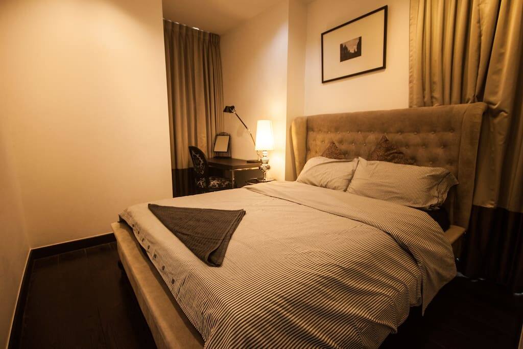 Comfortable queen size bed for 2 people