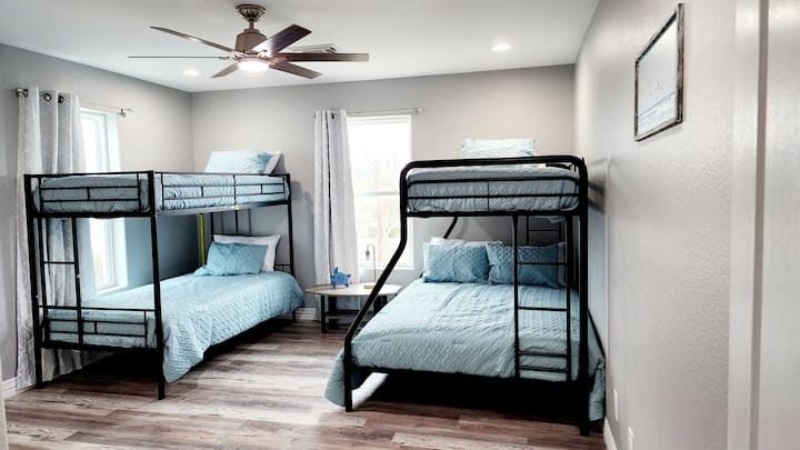 تتسع غرفة النوم الثانية للضيوف لخمسة أشخاص.  مجموعة من الأسرّة بطابقين ، والسرير الثاني التوأم في الأعلى وكامل في الأسفل.   غرفة نوم رائعة مع خزانة ضخمة وملابس مبنية.  