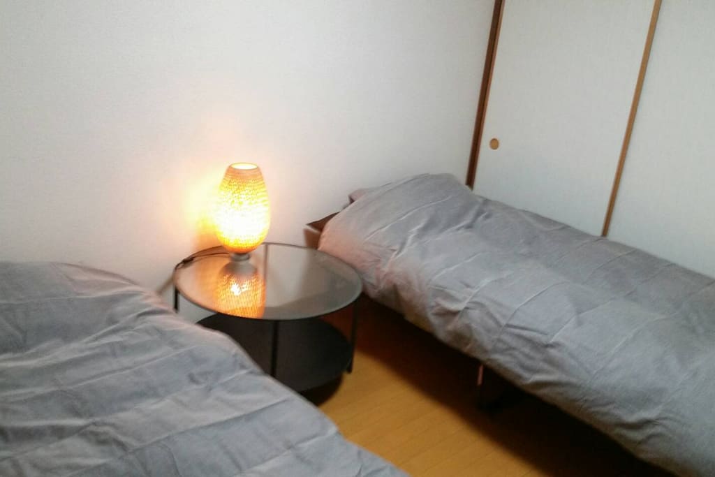 寝室にはベッドを用意しました