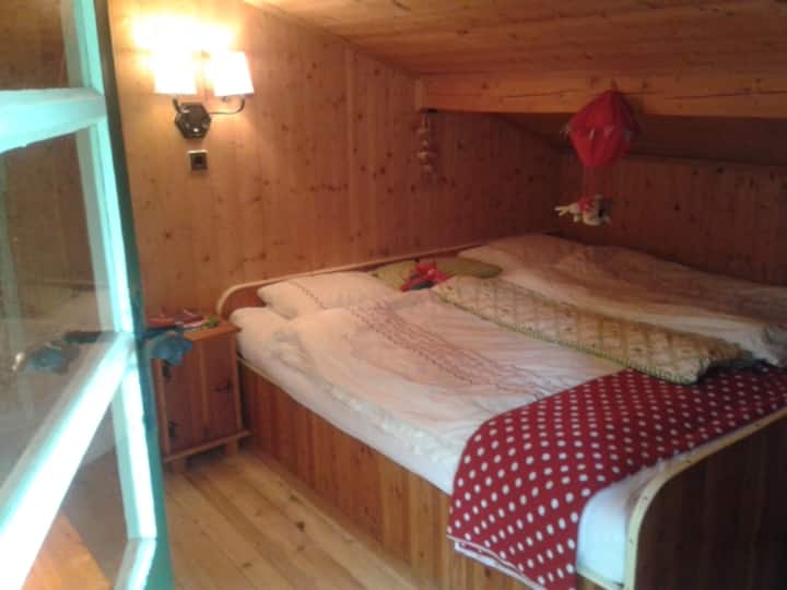 Veliki krevet - ovdje na fotografiji -  ima 200 x 200 cm. Najmanji je krevet 80 x 175 cm.
---
Najveći krevet je 200 x 200 cm. Najmanji je krevet 80 x 175 cm.