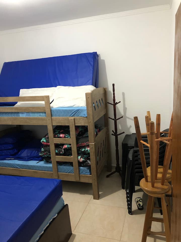 ห้องนอน 2 พร้อมเตียงสองชั้น 1 หลังและเตียงคู่ 1 หลังพร้อมฟูกและหมอนพร้อมฝาครอบป้องกันโรงพยาบาล