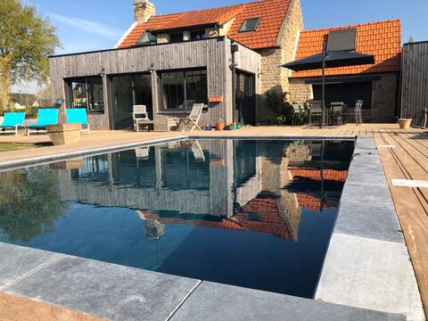 5 min to Vannes, 4 bedrooms, Jacuzzi, heated pool