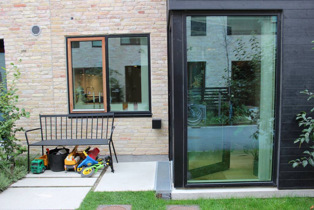 Entrance from the ground level. If you don't have kids, we will tidy away all the plastic toys in front. If you do have kids, we will make sure to leave it out for you ;-)